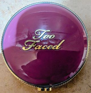 Too Faced compacto morado dorado