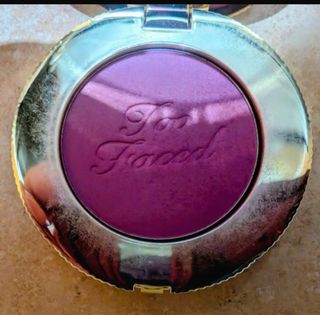 Too Faced compacto morado dorado