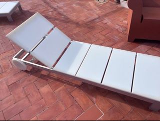 3 Tumbonas blanca exterior unit 300€ y 850€ por 3.