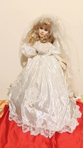 Muñeca antigua de porcelana vestida de novia
