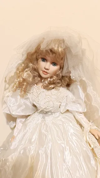 Muñeca antigua de porcelana vestida de novia