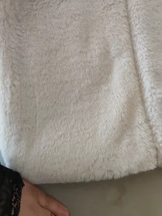 Chaleco pelito beige y rosa con capucha