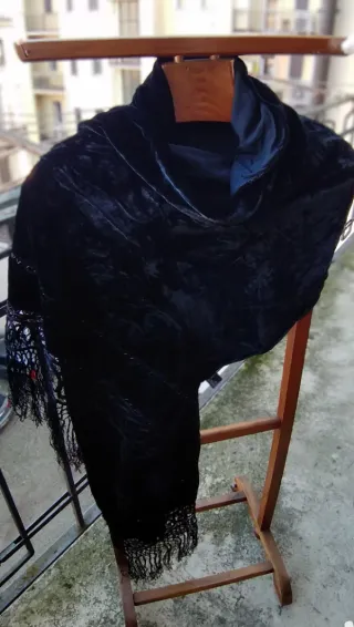 Maxi scialle nero con frange