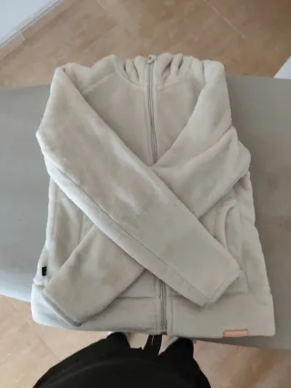 Chaqueta polar suave con capucha