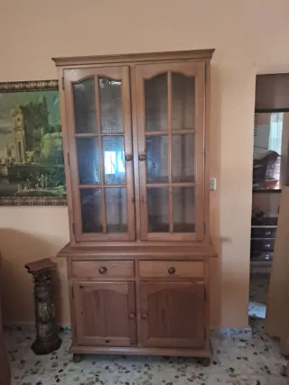Vitrina de madera provenzal con cristal