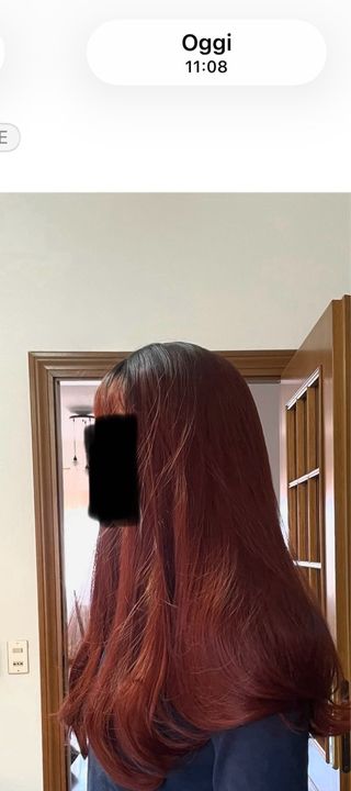 Parrucca sintetica con frangia marrone rossiccia