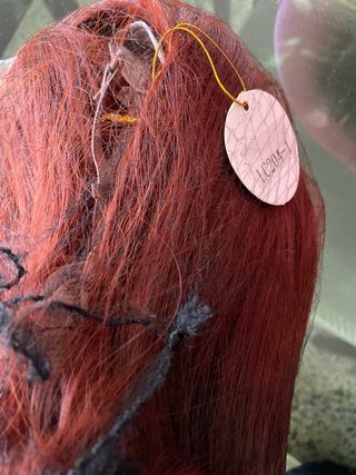 Parrucca sintetica con frangia marrone rossiccia