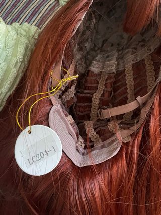 Parrucca sintetica con frangia marrone rossiccia