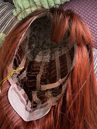 Parrucca sintetica con frangia marrone rossiccia