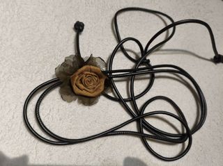 Cinturón ajustable con flor