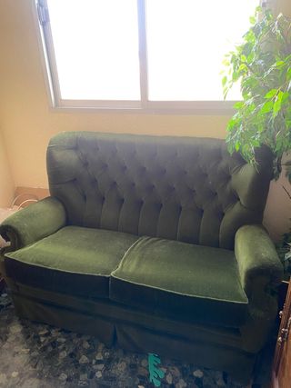 Sofá verde de terciopelo