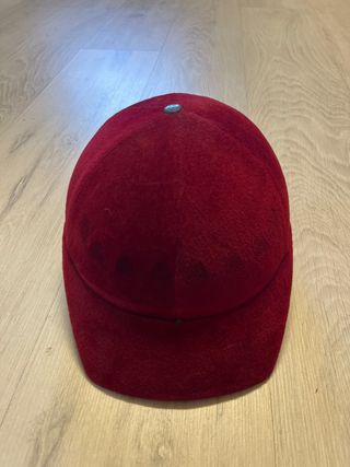 Casco hípico rojo de terciopelo