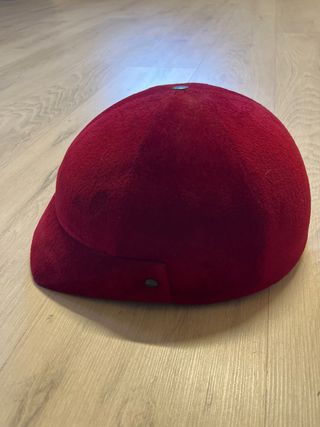 Casco hípico rojo de terciopelo