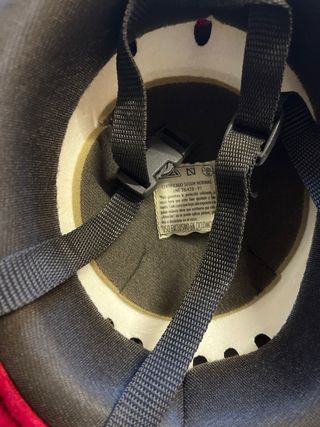 Casco hípico rojo de terciopelo