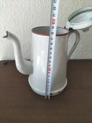 Tetera o lechere antigua de metal esmaltado