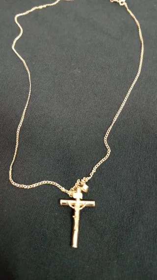 Cadena con crucifijo de oro