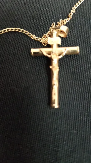 Cadena con crucifijo de oro