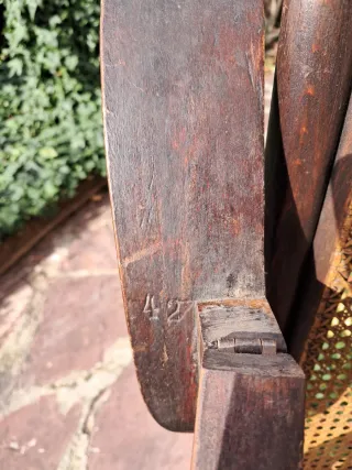 Silla plegable de madera y rejilla