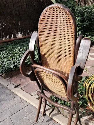 Silla plegable de madera y rejilla