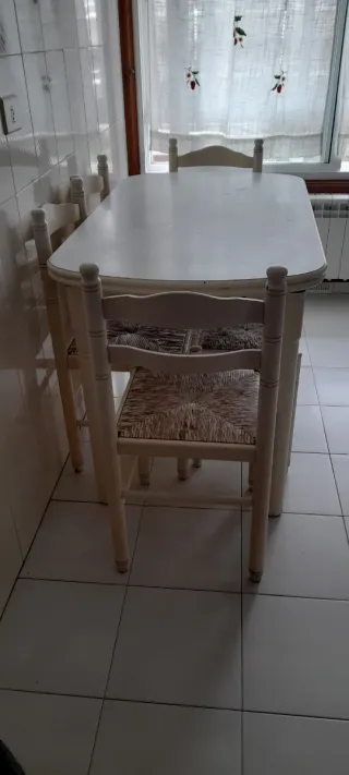 Mesa y 6 sillas de comedor blancas