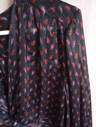 Blusa negra con estampado rosa.transparencias.