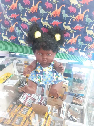 Muñeca bebé con vestido floral