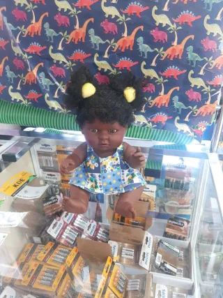 Muñeca bebé con vestido floral