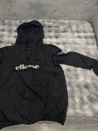 Chaqueta Ellesse negra Usada pocas veces