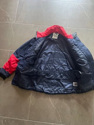 Chaqueta de esquí roja y azul. 150 cm