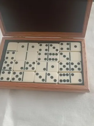 Dominó en caja de madera