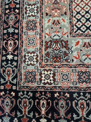 Alfombra de lana gris y negra