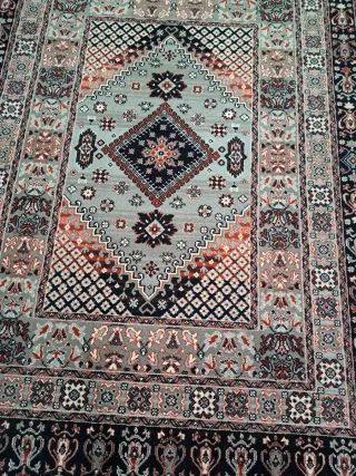 Alfombra de lana gris y negra