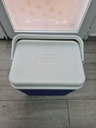 Heladera azul de plástico