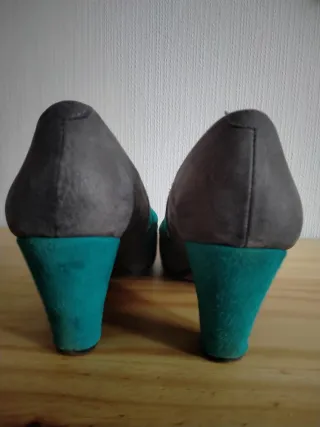 Zapatos de tacón grises y turquesa
