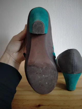 Zapatos de tacón grises y turquesa