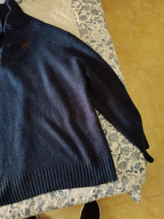 Jersey azul marino con botones