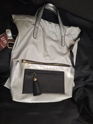 Mochila plateada con detalles en negro