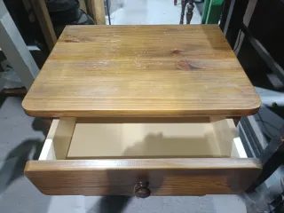 Mesita de noche de madera pino