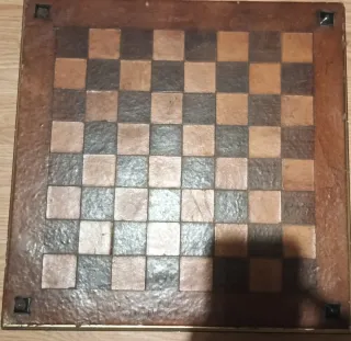Tablero de ajedrez de madera y cuero