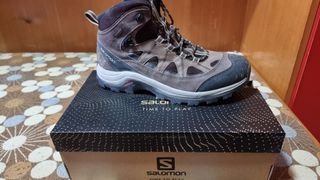 Botas de montaña Salomon marrones y grises