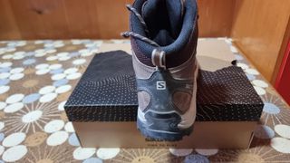 Botas de montaña Salomon marrones y grises