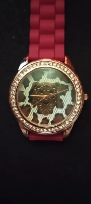Reloj de pulsera dorado con esfera de leopardo