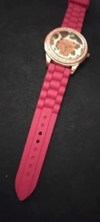 Reloj de pulsera dorado con esfera de leopardo