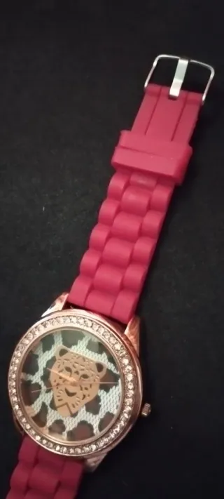 Reloj de pulsera dorado con esfera de leopardo