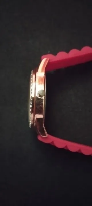 Reloj de pulsera dorado con esfera de leopardo