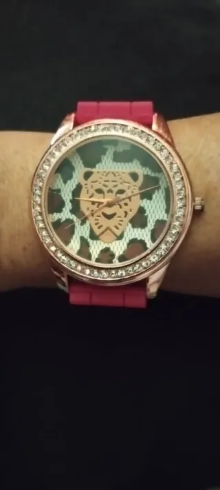 Reloj de pulsera dorado con esfera de leopardo