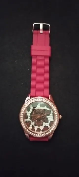 Reloj de pulsera dorado con esfera de leopardo