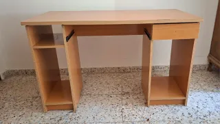 Mesa de estudio de madera laminada