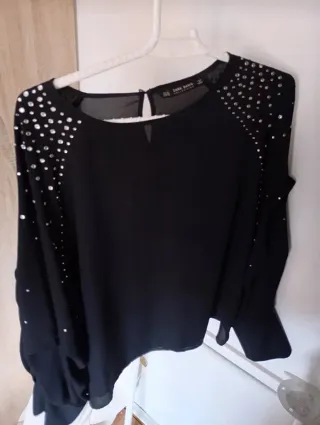 Blusa Zara Basic negra con pedrería