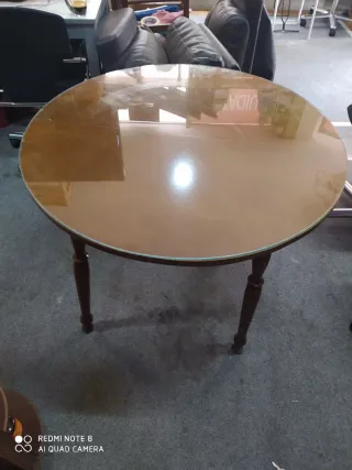 Mesa redonda de madera y sillas